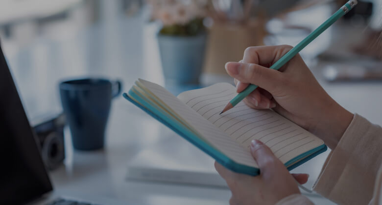ノートにメモを書き込む様子