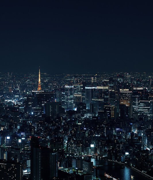 夜の街並みと高層ビル群