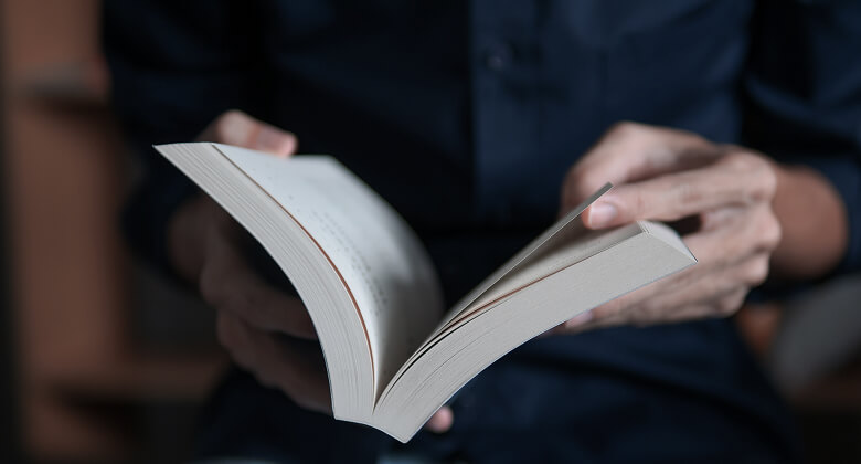 本を読む人物の手元