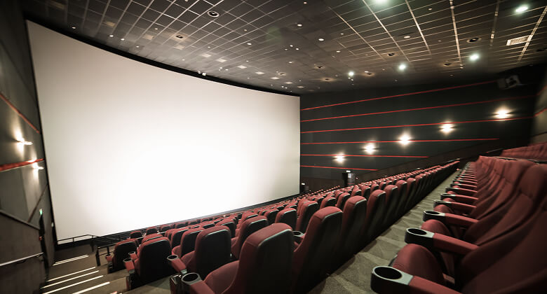 スクリーンと座席が並ぶ映画館