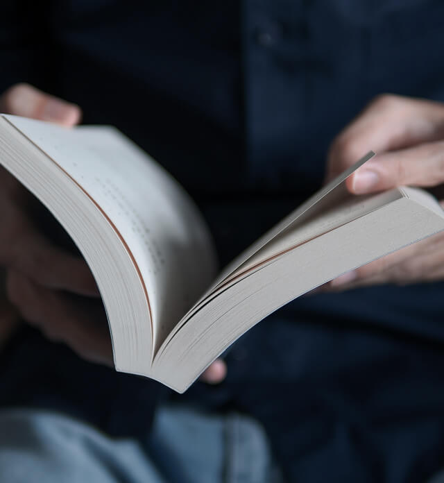 本を読む人物の手元