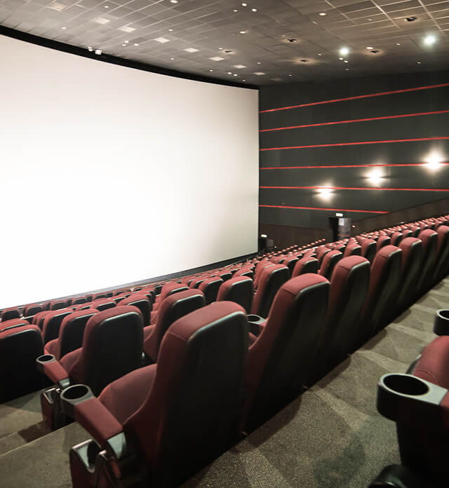 スクリーンと座席が並ぶ映画館